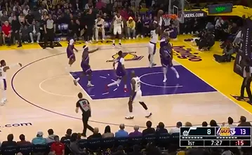 kaiyun sports-艾顿泰山压顶双手暴扣，首节出战5分钟得到6分2篮板