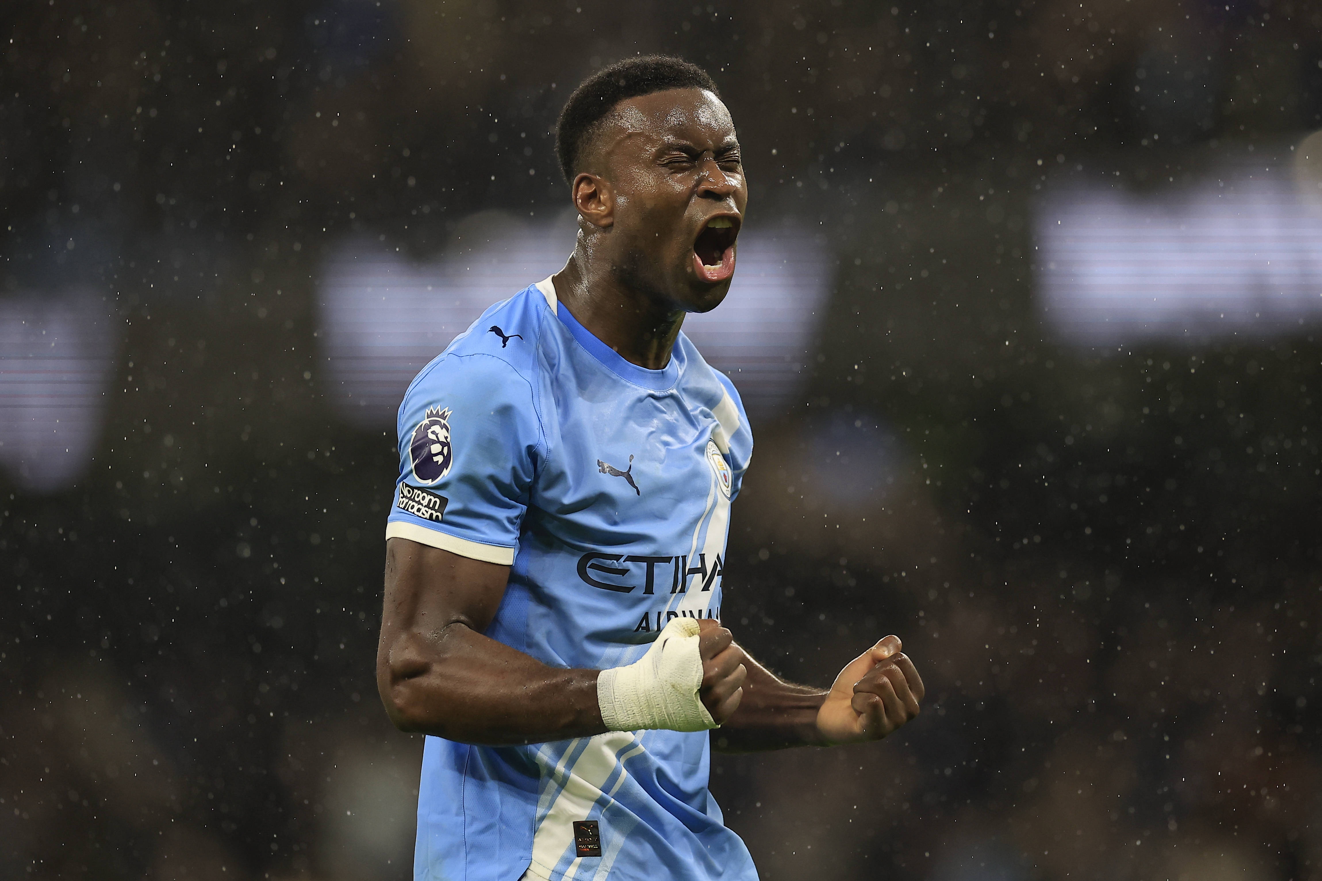 开云APP下载-这钱花得值！25岁格伊冬窗救火曼城英超9战不败 周薪25万稳坐主力